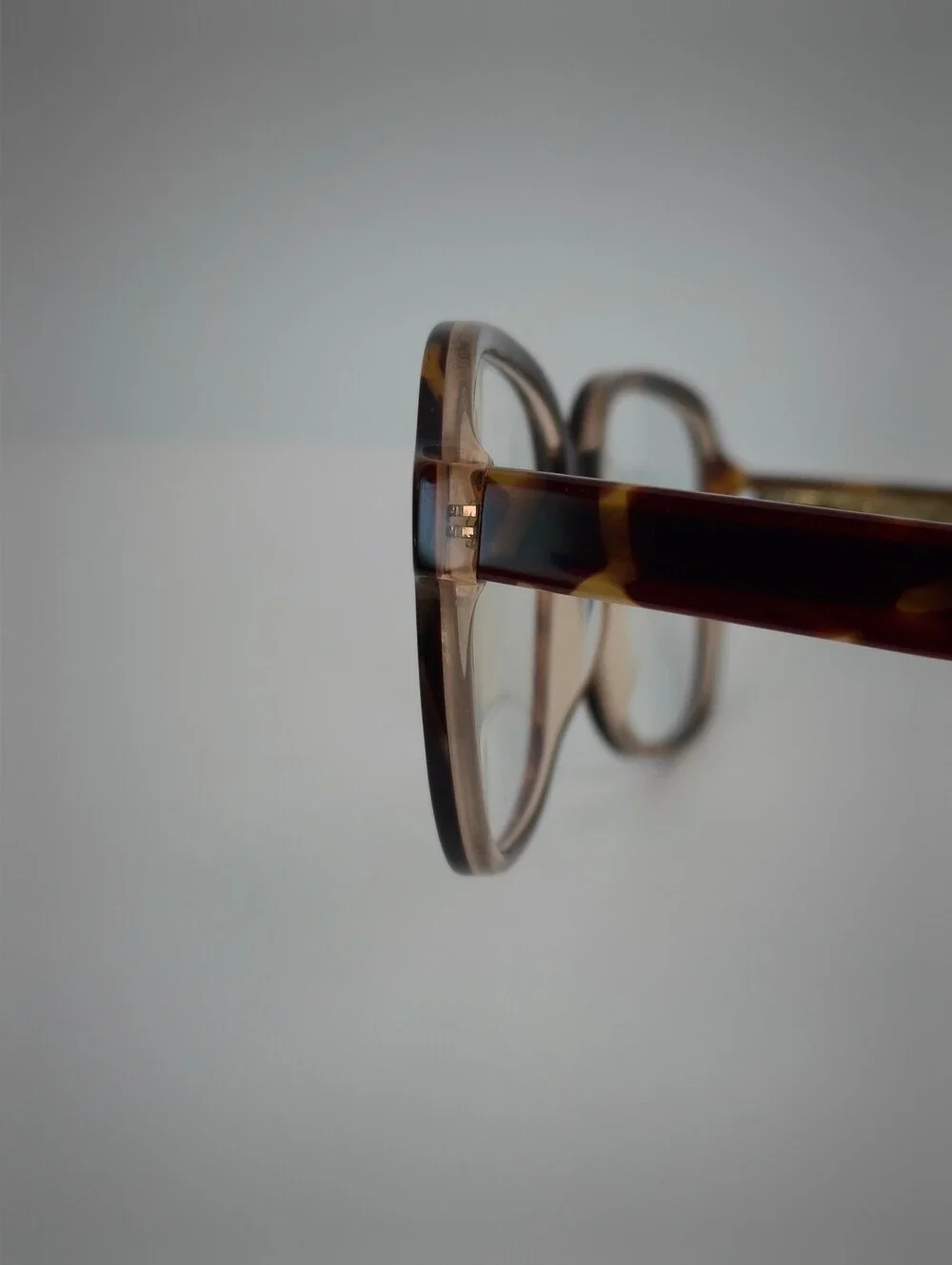 Patina. Tortoiseshell Square Frame Glasses. Mid Mount Temple.